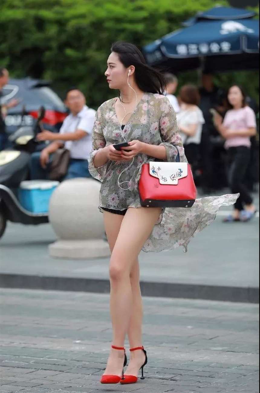 香艳美妇的玉足小说(仙子娇嫩玉足人妻呻吟)